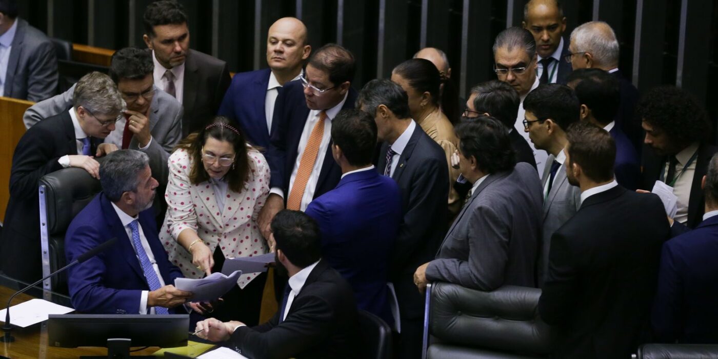 Câmara aprova PEC de corte de gastos em dois turnos e envia ao Senado