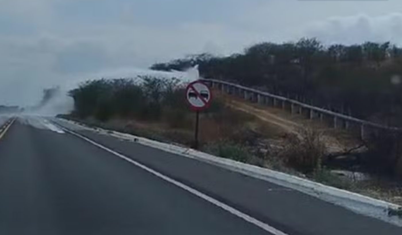 Tubulação de adutora rompe e água invade BR 304 no interior do RN