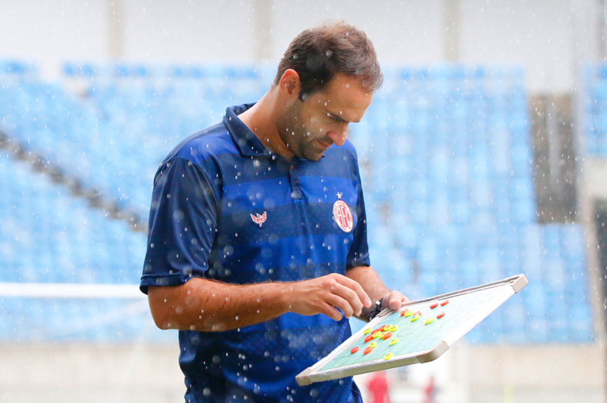 Thiago Carvalho mantém suspense sobre time titular do América-RN