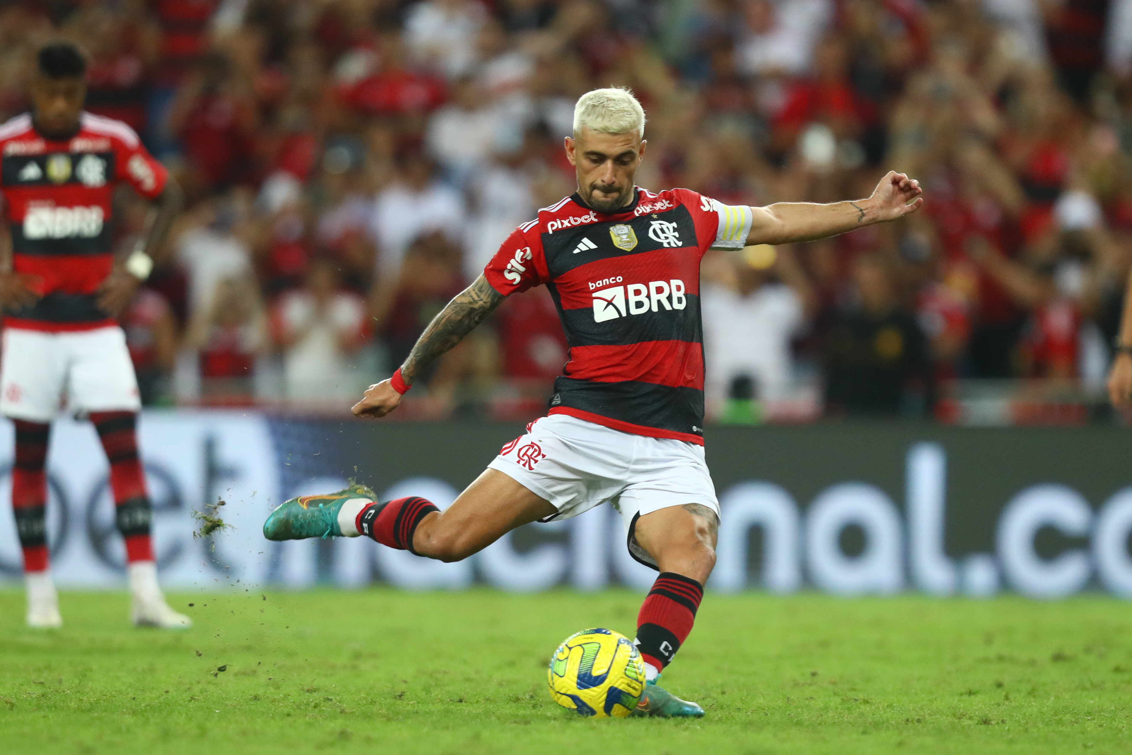 Nocaute do Rubro-Negro: Grêmio é melhor, mas Flamengo ganha e está na final da Copa do Brasil (Foto:Gilvan de Souza e Marcelo Cortes / CRF)