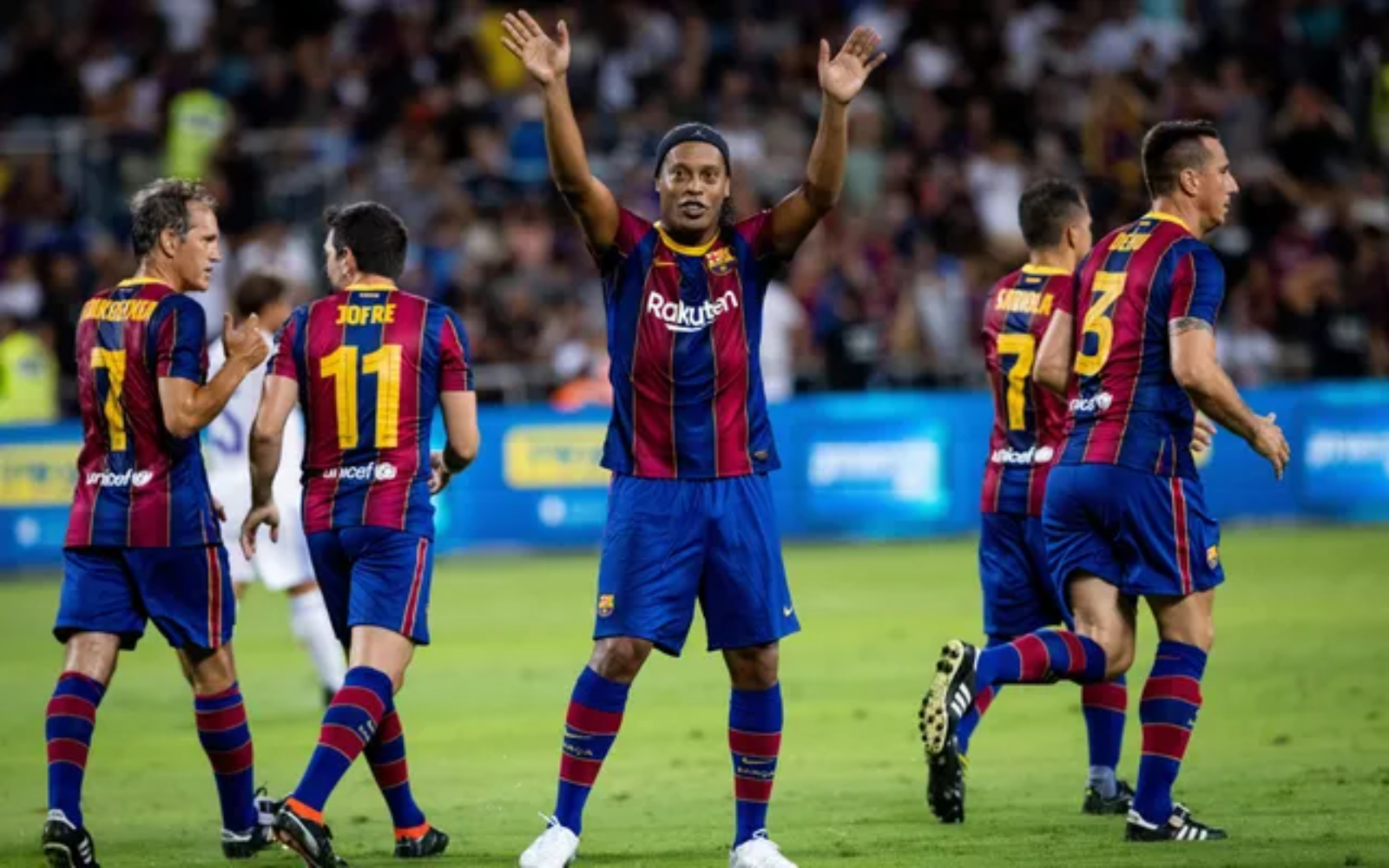 O Bruxo ataca novamente; Ronaldinho dribla fã e viraliza nas redes (Foto divulgação/ Barcelona Legends)