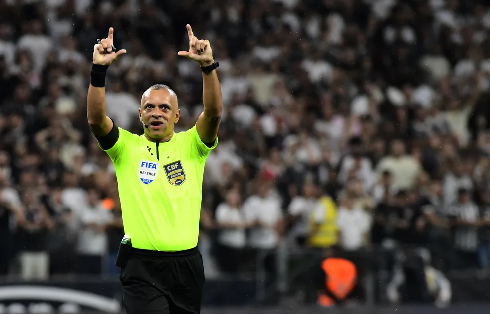 Comissão da CBF reconhece erro em Corinthians x Grêmio e afastará equipe de arbitragem (Foto: Marcos Ribolli)