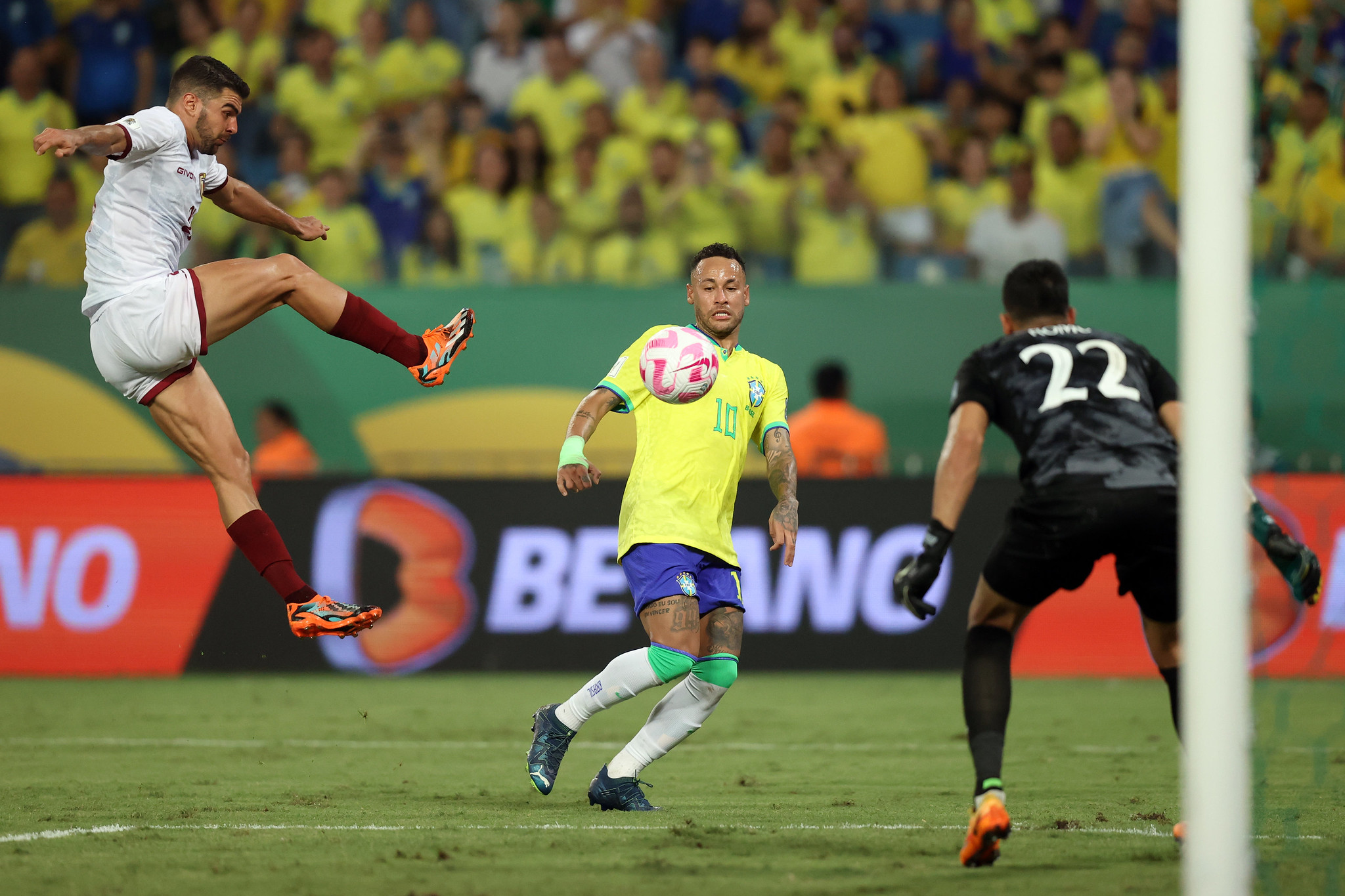 Pipoqueiro? Neymar é atingido por balde de pipoca após empate com a Venezuela (Foto: Vitor Silva/CBF)