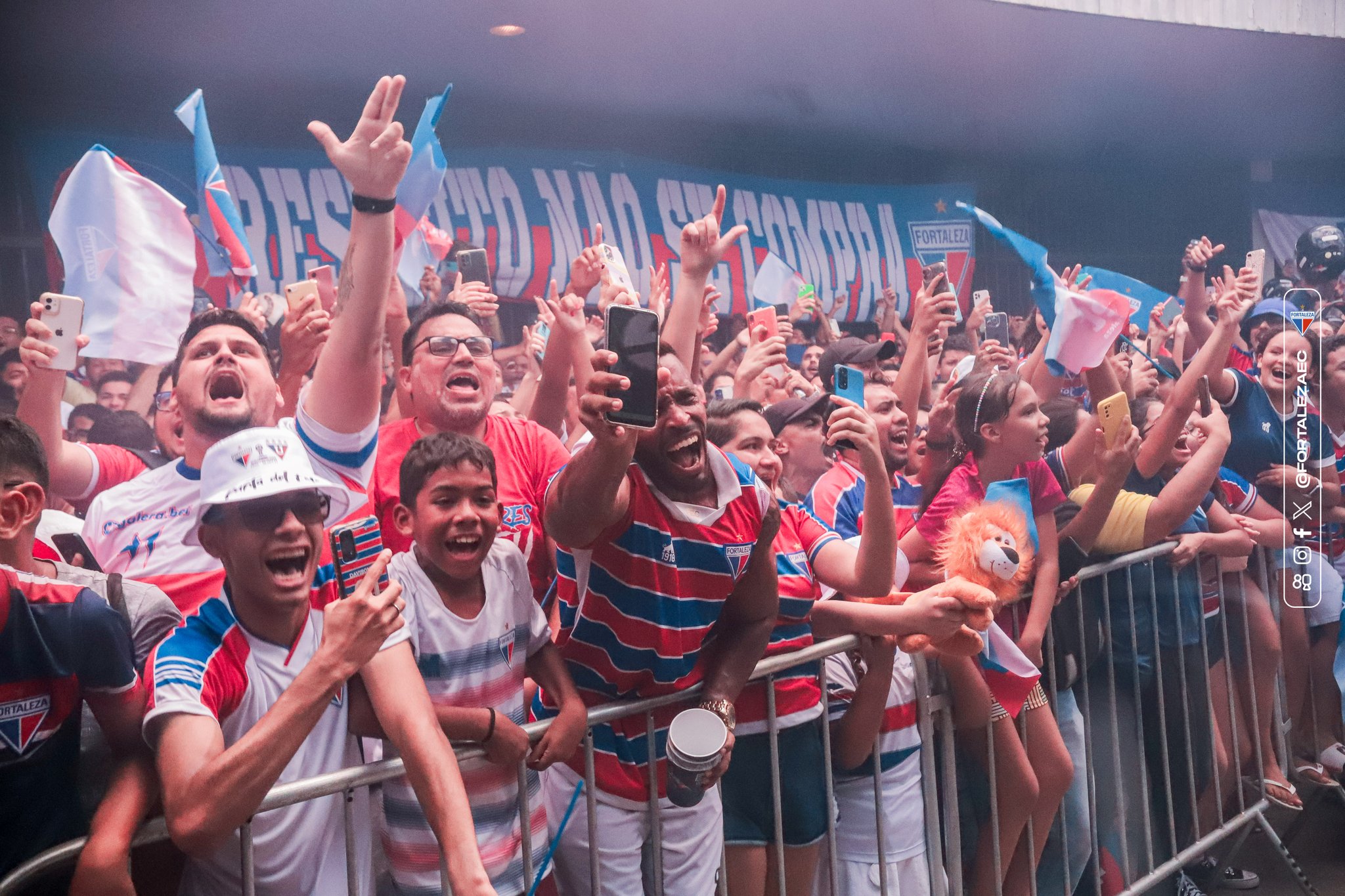 "É Laion e não tem jeito": Torcedores Lotam Ruas de Fortaleza para Partida do Laion (Foto: Mateus Lotif/FEC)