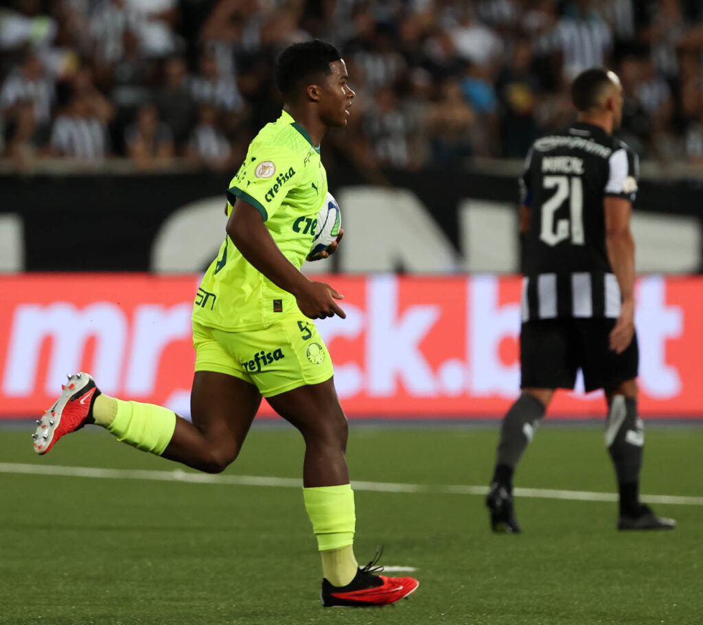 Em noite inspirada de Endrick, Palmeiras vence o Botafogo com direito a virada histórica (Foto: Cesar Greco/Palmeiras/by Canon)