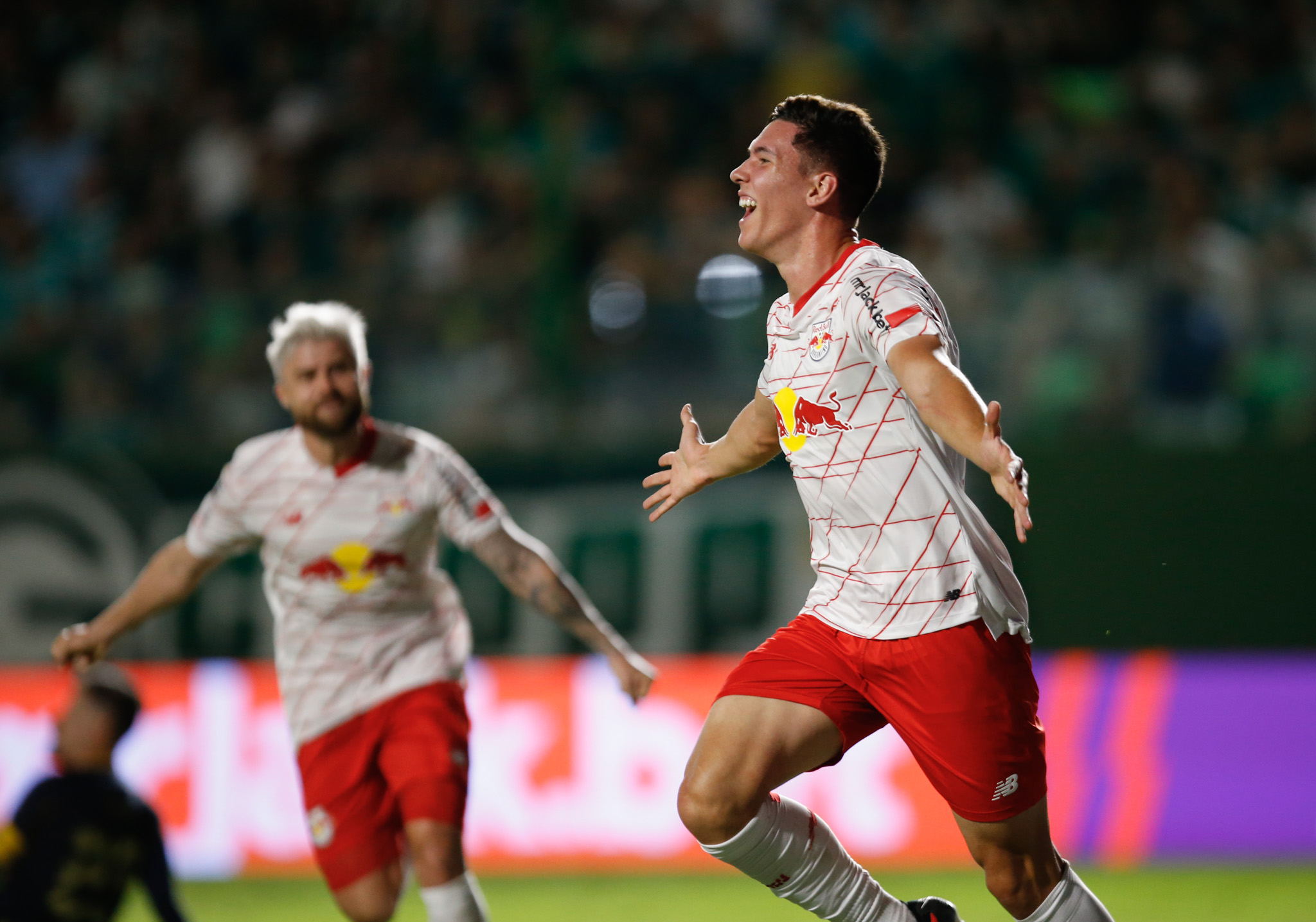 Bragantino vence fora de casa e entra de vez na briga pelo título (Foto: Ari Ferreira/Red Bull Bragantino)