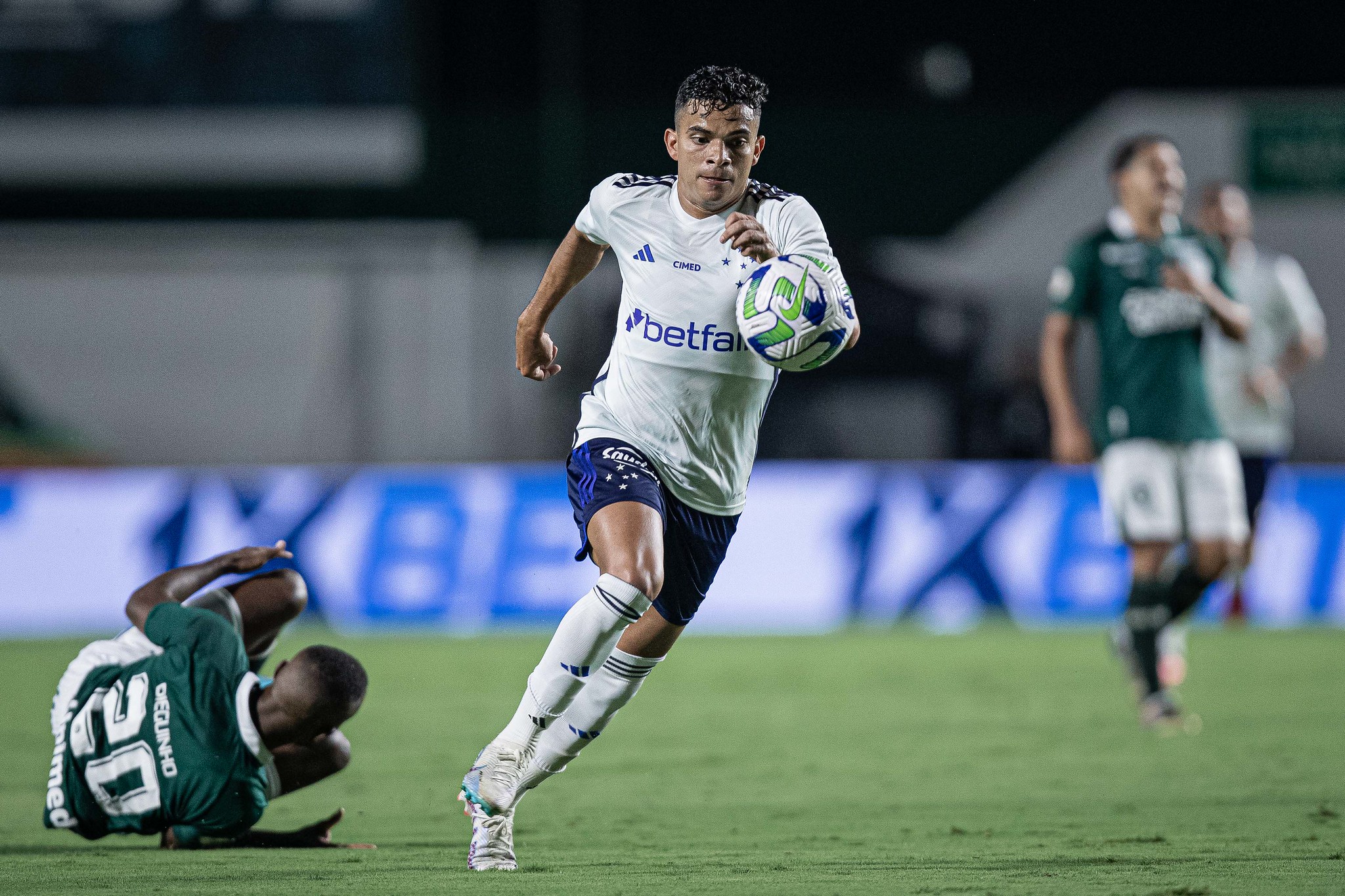 No "apagar das luzes", Cruzeiro vence o Goiás na Serrinha (Foto: Divulgação/ Cruzeiro)