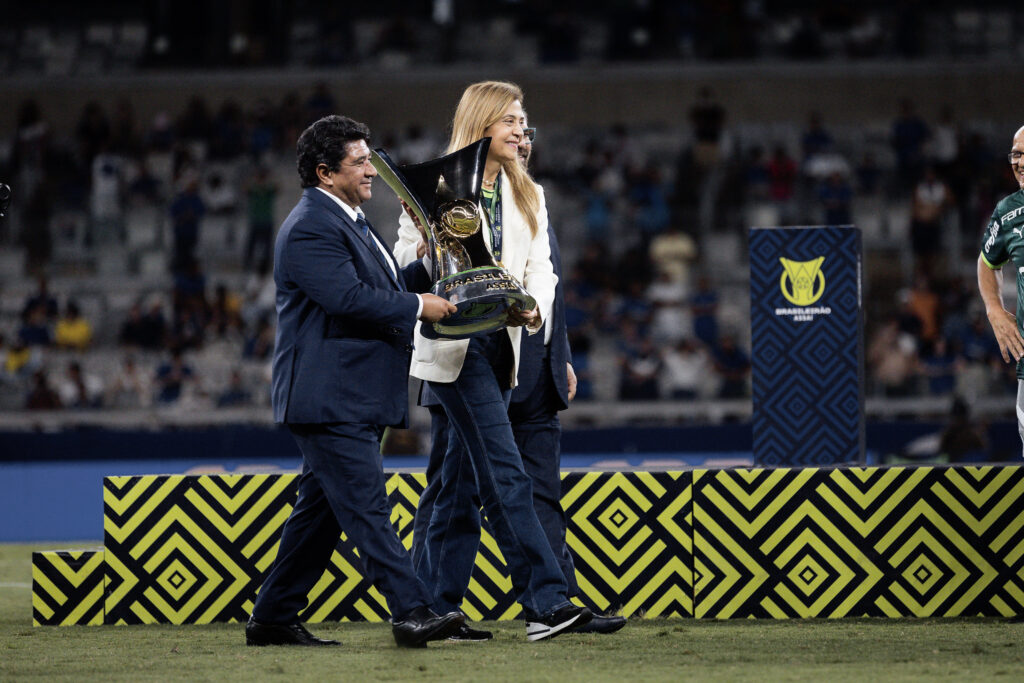 A entrega do troféu de Campeão do Campeonato Brasileiro 2023 ao Palmeiras, pode ter sido a última grande aparição de Edinaldo Rodrigues no posto de presidente da CBF(Foto: Staff Images / CBF) 