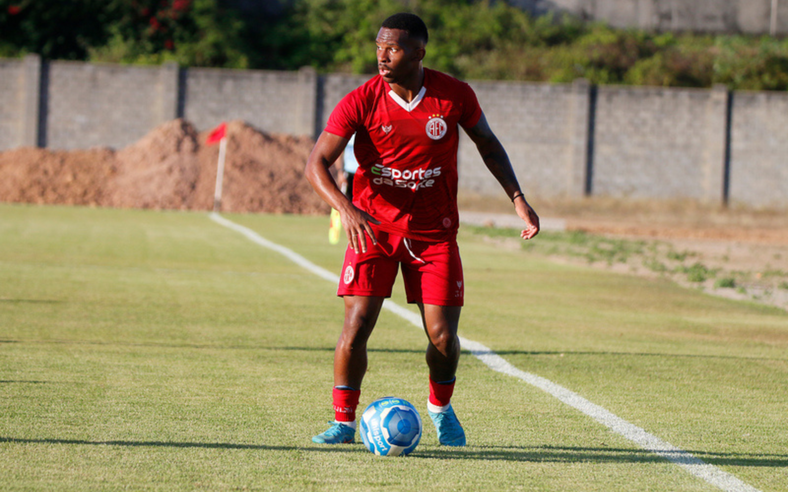 América-RN contra Vitinho, destaque da base do Internacional (Foto: Canindé Pereira/América FC)