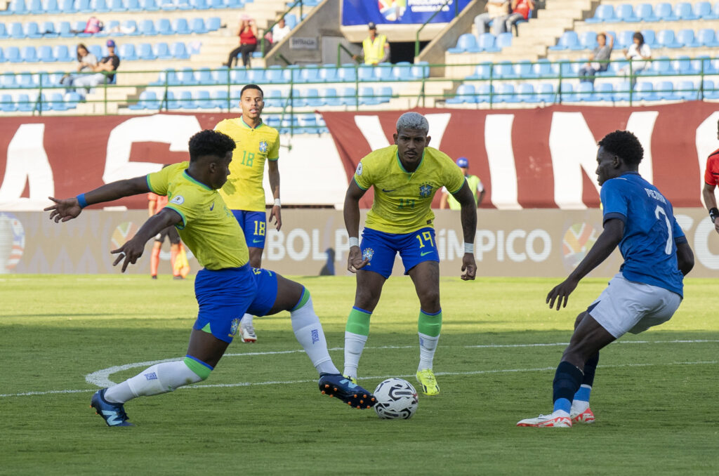 Em sua terceira partida, o Brasil ainda encontra dificuldades na criação de oportunidades. Sem um meia-armador, as atuações da seleção tem dependido dos espaços criados pela dupla Endrick e John Kennedy. - (Foto: Joilson Marconne / CBF)