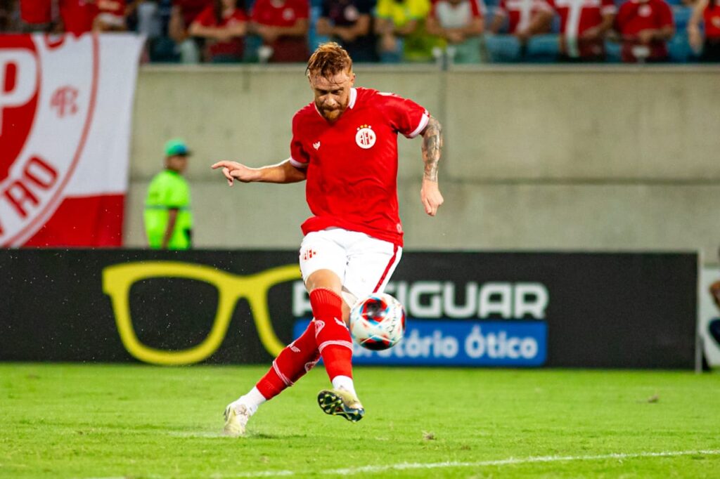 Principal destaque do América-RN na partida, o meia Souza, marcou dois gols e deu duas assistências na goleada por 7x0 no Globo. (Foto: Paulo José / América-RN)