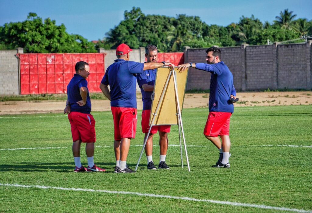 O técnico Marquinhos Santos finalizou os ajustes e deve levar a campo um América-RN com escalação conservadora contra o Fortaleza.  (Foto: Edmário Oliveira/América FC)