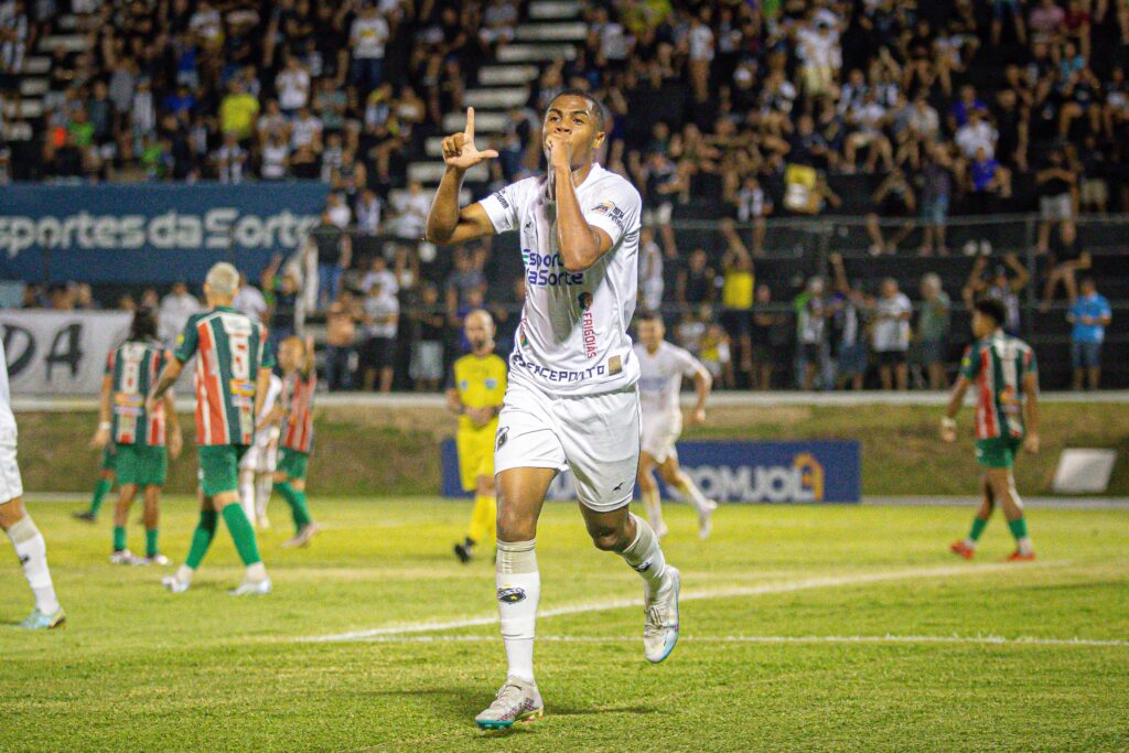 Árbitro da partida deu gol contra do lateral-esquerdo Sávio, na vitória do ABC diante do Baraúnas. (Foto: Rennê Carvalho/ABC F.C.)