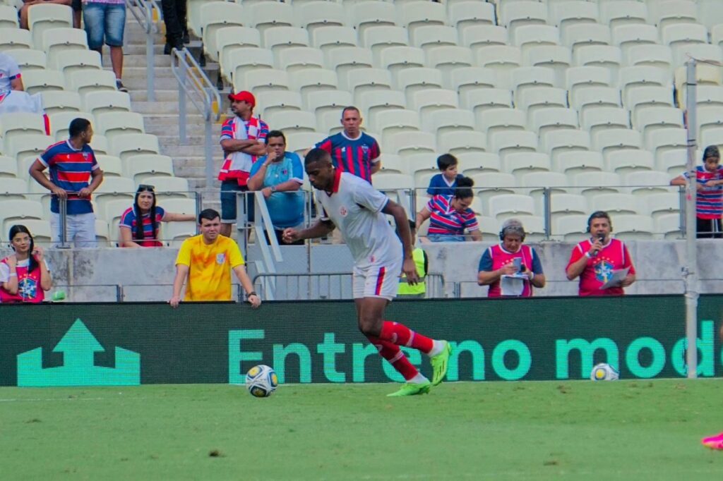 Um dos destaques americanos na partida, o zagueiro Salazar deu lastro defensivo na linha de três zagueiros do América-RN. (Foto: Edmário Oliveira/América FC)