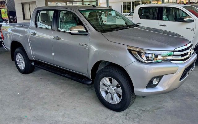 Nova Toyota Hilux 2016 21 Olá leitores do site Fipe carros, hoje vamos falar tudo sobre a Nova Hilux 2016, onde mostraremos sua parte interna e externa, e também faremos uma avaliação geral sobre o veiculo, mostrando suas qualidades e defeitos, sempre com o intuito de ajudar os leitores a fazer a melhor escolha na hora de comprar seu carro. Mas para comprar o seu carro sem correr o risco de criar uma série de problemas nas suas contas, a primeira conta a ser feita é qual modelo consegue comprar. E essa conta não basta, precisa saber também quanto ele te custará para manter, e também alguns segredos que irão ajudar a todos a saberem escolher a melhor opção para seu dia-a-dia.