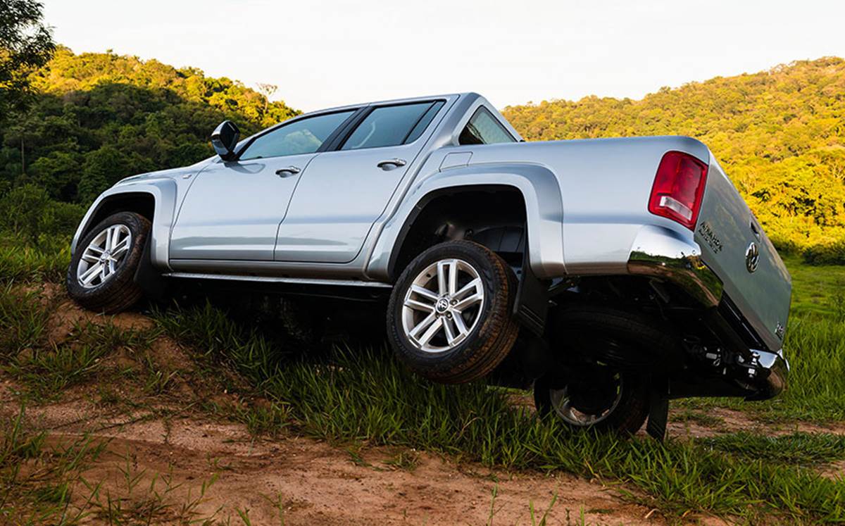 Volkswagen Amarok 2015 9 Olá leitores do site Fipe carros, hoje vamos falar tudo sobre a Nova Amarok 2016, onde mostraremos sua parte interna e externa, e também faremos uma avaliação geral sobre o veiculo, mostrando suas qualidades e defeitos, sempre com o intuito de ajudar os leitores a fazer a melhor escolha na hora de comprar seu carro. Mas para comprar o seu carro sem correr o risco de criar uma série de problemas nas suas contas, a primeira conta a ser feita é qual modelo consegue comprar. E essa conta não basta, precisa saber também quanto ele te custará para manter, e também alguns segredos que irão ajudar a todos a saberem escolher a melhor opção para seu dia-a-dia.