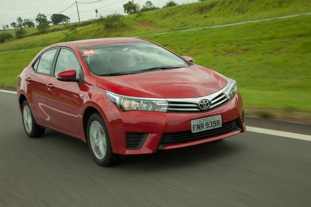 mg 1814 Olá leitores do site Fipe carros, hoje vamos falar tudo sobre o Novo Corolla 2016, onde mostraremos sua parte interna e externa, e também faremos uma avaliação geral sobre o veiculo, mostrando suas qualidades e defeitos, sempre com o intuito de ajudar os leitores a fazer a melhor escolha na hora de comprar seu carro. Mas para comprar o seu carro sem correr o risco de criar uma série de problemas nas suas contas, a primeira conta a ser feita é qual modelo consegue comprar. E essa conta não basta, precisa saber também quanto ele te custará para manter, e também alguns segredos que irão ajudar a todos a saberem escolher a melhor opção para seu dia-a-dia.