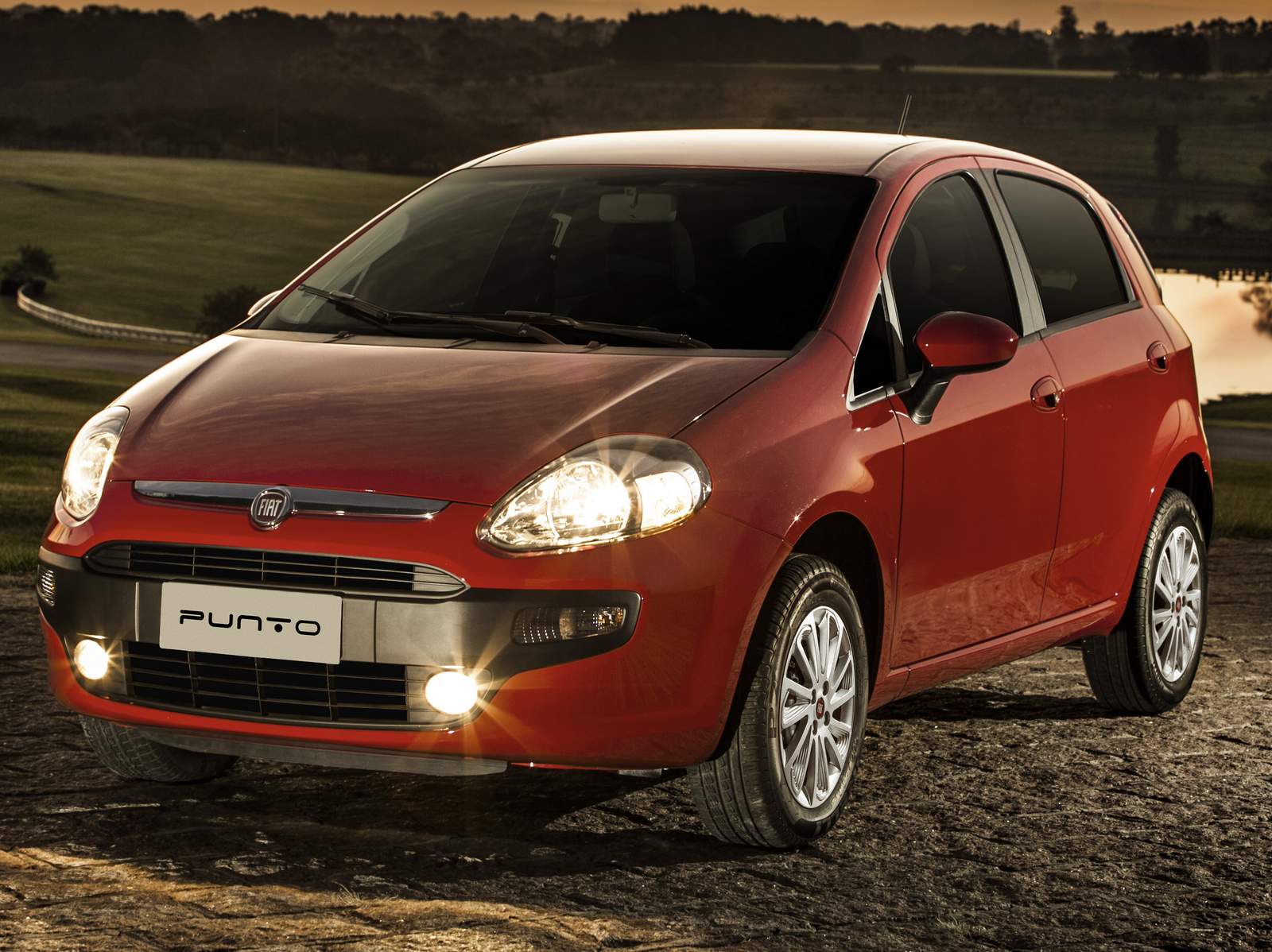 Fiat Punto 2016 8 Olá leitores do site Fipe carros, hoje vamos falar tudo sobre o Novo Punto 2016, onde mostraremos sua parte interna e externa, e também faremos uma avaliação geral sobre o veiculo, mostrando suas qualidades e defeitos, sempre com o intuito de ajudar os leitores a fazer a melhor escolha na hora de comprar seu carro. Mas para comprar o seu carro sem correr o risco de criar uma série de problemas nas suas contas, a primeira conta a ser feita é qual modelo consegue comprar. E essa conta não basta, precisa saber também quanto ele te custará para manter, e também alguns segredos que irão ajudar a todos a saberem escolher a melhor opção para seu dia-a-dia.