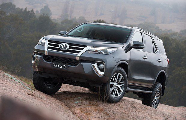 novo toyota sw4 Olá leitores do site Fipe carros, hoje vamos falar tudo sobre a Nova SW4 2016, onde mostraremos sua parte interna e externa, e também faremos uma avaliação geral sobre o veiculo, mostrando suas qualidades e defeitos, sempre com o intuito de ajudar os leitores a fazer a melhor escolha na hora de comprar seu carro. Mas para comprar o seu carro sem correr o risco de criar uma série de problemas nas suas contas, a primeira conta a ser feita é qual modelo consegue comprar. E essa conta não basta, precisa saber também quanto ele te custará para manter, e também alguns segredos que irão ajudar a todos a saberem escolher a melhor opção para seu dia-a-dia.