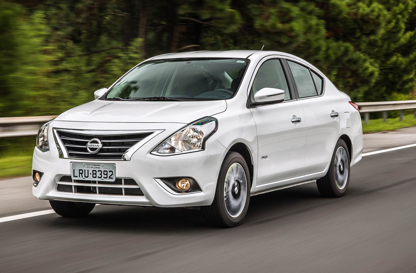 Nissan New Versa 2015 24 Olá leitores do site Fipe carros, hoje vamos falar tudo sobre o Novo Versa 2016, onde mostraremos sua parte interna e externa, e também faremos uma avaliação geral sobre o veiculo, mostrando suas qualidades e defeitos, sempre com o intuito de ajudar os leitores a fazer a melhor escolha na hora de comprar seu carro. Mas para comprar o seu carro sem correr o risco de criar uma série de problemas nas suas contas, a primeira conta a ser feita é qual modelo consegue comprar. E essa conta não basta, precisa saber também quanto ele te custará para manter, e também alguns segredos que irão ajudar a todos a saberem escolher a melhor opção para seu dia-a-dia.