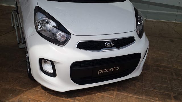 Kia Picanto 2016 1 Olá leitores do site Fipe carros, hoje vamos falar tudo sobre o Kia Picanto 2016, onde mostraremos sua parte interna e externa, e também faremos uma avaliação geral sobre o veículo, mostrando suas qualidades e defeitos, sempre com o intuito de ajudar os leitores a fazer a melhor escolha na hora de comprar seu carro. Mas para comprar o seu carro sem correr o risco de criar uma série de problemas nas suas contas, a primeira conta a ser feita é qual modelo consegue comprar. E essa conta não basta, precisa saber também quanto ele te custará para manter, e também alguns segredos que irão ajudar a todos a saberem escolher a melhor opção para seu dia-a-dia.