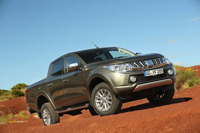 L200 Triton 2017 02 Olá leitores do site Fipe carros, hoje vamos falar tudo sobre o Nova L200 2016, onde mostraremos sua parte interna e externa, e também faremos uma avaliação geral sobre o veículo, mostrando suas qualidades e defeitos, sempre com o intuito de ajudar os leitores a fazer a melhor escolha na hora de comprar seu carro. Mas para comprar o seu carro sem correr o risco de criar uma série de problemas nas suas contas, a primeira conta a ser feita é qual modelo consegue comprar. E essa conta não basta, precisa saber também quanto ele te custará para manter, e também alguns segredos que irão ajudar a todos a saberem escolher a melhor opção para seu dia-a-dia.