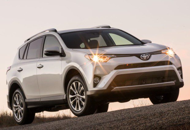 toyota rav4 31 Olá leitores do site Fipe carros, hoje vamos falar tudo sobre o Novo Toyota RAV4 2016, onde mostraremos sua parte interna e externa, e também faremos uma avaliação geral sobre o veículo, mostrando suas qualidades e defeitos, sempre com o intuito de ajudar os leitores a fazer a melhor escolha na hora de comprar seu carro. Mas para comprar o seu carro sem correr o risco de criar uma série de problemas nas suas contas, a primeira conta a ser feita é qual modelo consegue comprar. E essa conta não basta, precisa saber também quanto ele te custará para manter, e também alguns segredos que irão ajudar a todos a saberem escolher a melhor opção para seu dia-a-dia.