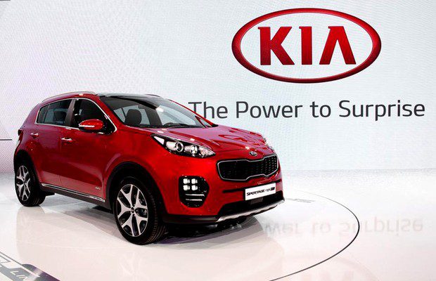 co8nduqveaaurds Olá leitores do Fipe Carros, hoje vamos falar tudo sobre o Novo Kia Sportage 2016, onde mostraremos sua parte interna e externa, e também faremos uma avaliação geral sobre o veículo, mostrando suas qualidades e defeitos, sempre com o intuito de ajudar os leitores a fazer a melhor escolha na hora de comprar seu carro. Mas para comprar o seu carro sem correr o risco de criar uma série de problemas nas suas contas, a primeira conta a ser feita é qual modelo consegue comprar. E essa conta não basta, precisa saber também quanto ele te custará para manter, e também alguns segredos que irão ajudar a todos a saberem escolher a melhor opção para seu dia-a-dia.