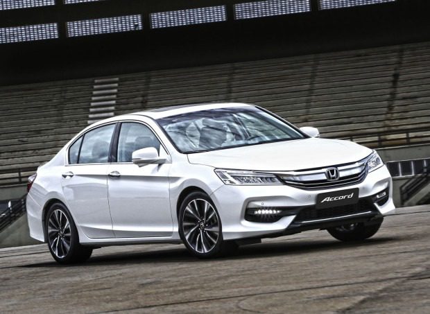 honda accord ex 2016 1 Olá leitores do site Fipe carros, hoje vamos falar tudo sobre o Novo Honda Accord 2016, onde mostraremos sua parte interna e externa, e também faremos uma avaliação geral sobre o veículo, mostrando suas qualidades e defeitos, sempre com o intuito de ajudar os leitores a fazer a melhor escolha na hora de comprar seu carro. Mas para comprar o seu carro sem correr o risco de criar uma série de problemas nas suas contas, a primeira conta a ser feita é qual modelo consegue comprar. E essa conta não basta, precisa saber também quanto ele te custará para manter, e também alguns segredos que irão ajudar a todos a saberem escolher a melhor opção para seu dia-a-dia.