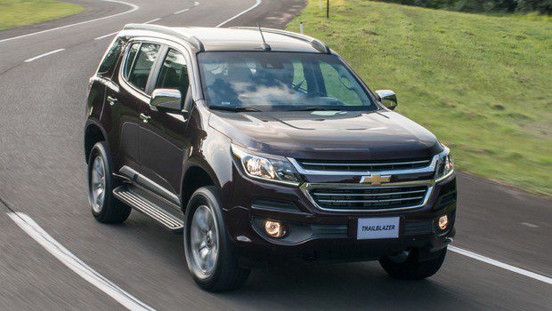 10 Olá leitores do Fipe Carros, hoje vamos falar tudo sobre o Chevrolet Trailblazer 2016, onde mostraremos sua parte interna e externa, e também faremos uma avaliação geral sobre o veículo, mostrando suas qualidades e defeitos, sempre com o intuito de ajudar os leitores a fazer a melhor escolha na hora de comprar seu carro. Mas para comprar o seu carro sem correr o risco de criar uma série de problemas nas suas contas, a primeira conta a ser feita é qual modelo consegue comprar. E essa conta não basta, precisa saber também quanto ele te custará para manter, e também alguns segredos que irão ajudar a todos a saberem escolher a melhor opção para seu dia-a-dia.