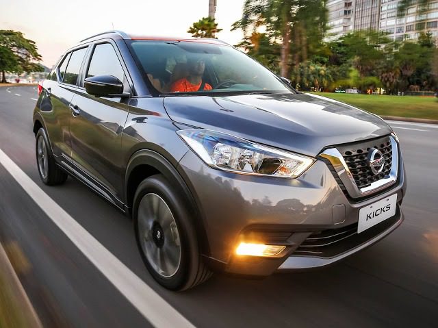 Nissan Kicks 8 Olá leitores do Fipe Carros, hoje vamos falar tudo sobre o Nissan Kicks 2016, onde mostraremos sua parte interna e externa, e também faremos uma avaliação geral sobre o veículo, mostrando suas qualidades e defeitos, sempre com o intuito de ajudar os leitores a fazer a melhor escolha na hora de comprar seu carro. Mas para comprar o seu carro sem correr o risco de criar uma série de problemas nas suas contas, a primeira conta a ser feita é qual modelo consegue comprar. E essa conta não basta, precisa saber também quanto ele te custará para manter, e também alguns segredos que irão ajudar a todos a saberem escolher a melhor opção para seu dia-a-dia.