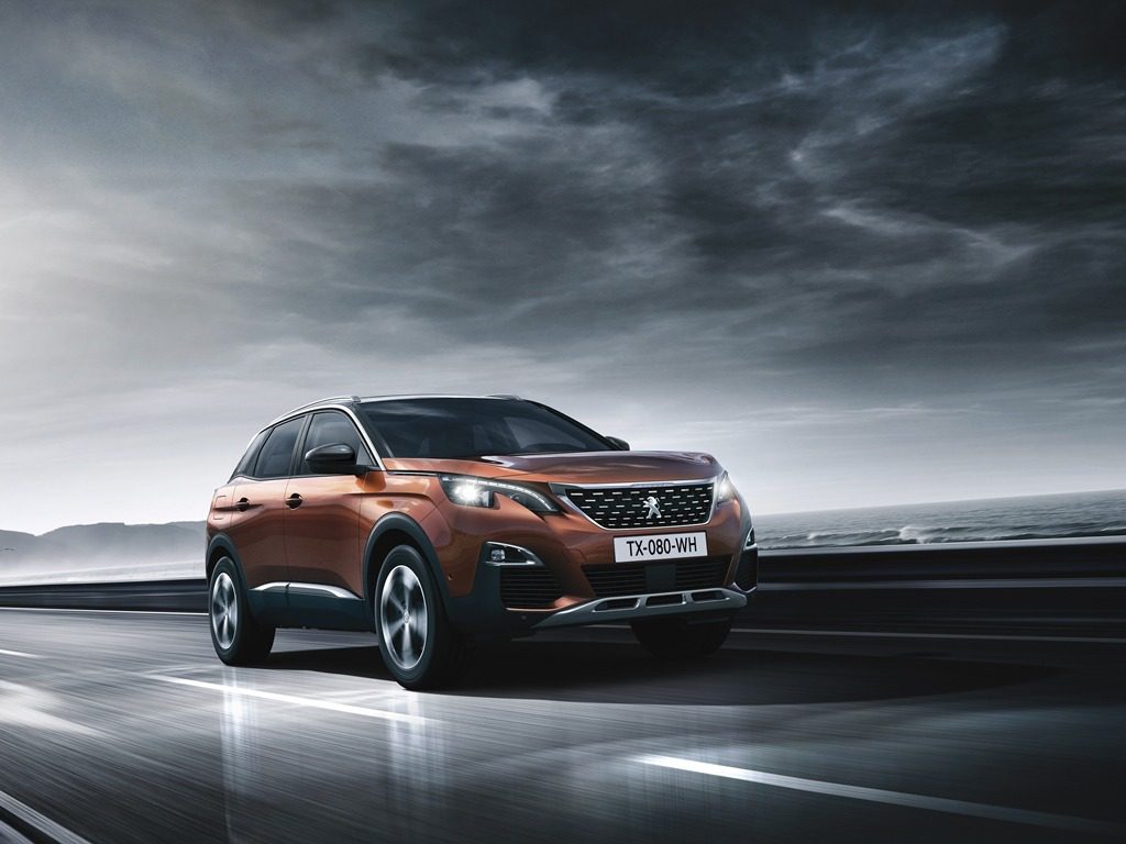 PEUGEOT 3008 1 O novo Peugeot 3008 acaba de ser revelado. Muito esperado, o modelo investe no mercado de SUVs do segmento C, uma categoria de veículos que está em plena expansão em todas as regiões do mundo. Ele vai ao encontro de uma clientela exigente que está à procura de diferenciação e de novas experiências, e possui os atributos necessários para isso. Com seu espetacular PEUGEOT i-Cockpit® de última geração, seu design formidavelmente inspirado, sua arquitetura com desempenho otimizado e seus equipamentos high-tech, o novo SUV PEUGEOT 3008 já chega se destacando.