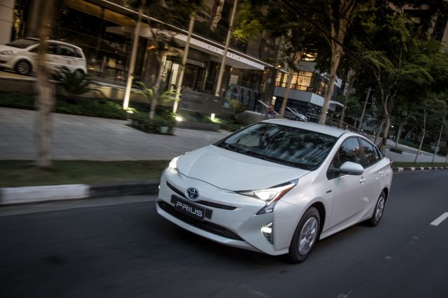 1 novo prius 2016 1600x1067 1 Olá leitores do Fipe Carros, hoje vamos falar tudo sobre o Toyota Prius 2016, onde mostraremos sua parte interna e externa, e também faremos uma avaliação geral sobre o veículo, mostrando suas qualidades e defeitos, sempre com o intuito de ajudar os leitores a fazer a melhor escolha na hora de comprar seu carro. Mas para comprar o seu carro sem correr o risco de criar uma série de problemas nas suas contas, a primeira conta a ser feita é qual modelo consegue comprar. E essa conta não basta, precisa saber também quanto ele te custará para manter, e também alguns segredos que irão ajudar a todos a saberem escolher a melhor opção para seu dia-a-dia.