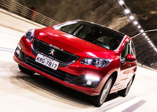 Peugeot 308 2016 1 Olá leitores do Fipe Carros, hoje vamos falar tudo sobre o Peugeot 308 2016, onde mostraremos sua parte interna e externa, e também faremos uma avaliação geral sobre o veículo, mostrando suas qualidades e defeitos, sempre com o intuito de ajudar os leitores a fazer a melhor escolha na hora de comprar seu carro. Mas para comprar o seu carro sem correr o risco de criar uma série de problemas nas suas contas, a primeira conta a ser feita é qual modelo consegue comprar. E essa conta não basta, precisa saber também quanto ele te custará para manter, e também alguns segredos que irão ajudar a todos a saberem escolher a melhor opção para seu dia-a-dia.