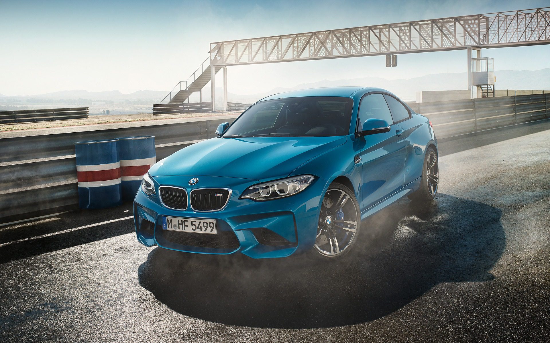 bmw m2 coupe Uma das principais novidades em esportividade da temporada, o novo BMW M2 Coupé chega à rede de concessionárias BMW em todo o País em junho. Assim como os demais modelos da linha BMW M, o automóvel apresenta uma performance inigualável, graças ao motor de seis cilindros em linha e à suspensão de alumínio M Sport leve, que proporcionam uma experiência única de condução: emoção aliada à segurança e à alta tecnologia embarcada.