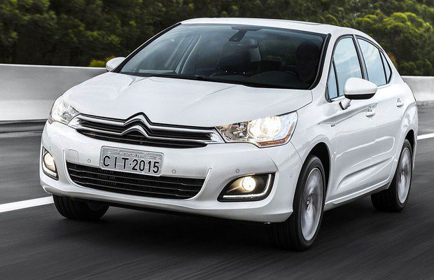 Olá leitores do Fipe Carros, hoje vamos falar tudo sobre o Citroën C4 Lounge 2016, onde mostraremos sua parte interna e externa, e também faremos uma avaliação geral sobre o veículo, mostrando suas qualidades e defeitos, sempre com o intuito de ajudar os leitores a fazer a melhor escolha na hora de comprar seu carro. Mas para comprar o seu carro sem correr o risco de criar uma série de problemas nas suas contas, a primeira conta a ser feita é qual modelo consegue comprar. E essa conta não basta, precisa saber também quanto ele te custará para manter, e também alguns segredos que irão ajudar a todos a saberem escolher a melhor opção para seu dia-a-dia.