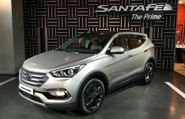 hyundai santa fe 2016 Olá leitores do Fipe Carros, hoje vamos falar tudo sobre o Novo Hyundai Santa Fe 2016, onde mostraremos sua parte interna e externa, e também faremos uma avaliação geral sobre o veículo, mostrando suas qualidades e defeitos, sempre com o intuito de ajudar os leitores a fazer a melhor escolha na hora de comprar seu carro. Mas para comprar o seu carro sem correr o risco de criar uma série de problemas nas suas contas, a primeira conta a ser feita é qual modelo consegue comprar. E essa conta não basta, precisa saber também quanto ele te custará para manter, e também alguns segredos que irão ajudar a todos a saberem escolher a melhor opção para seu dia-a-dia.