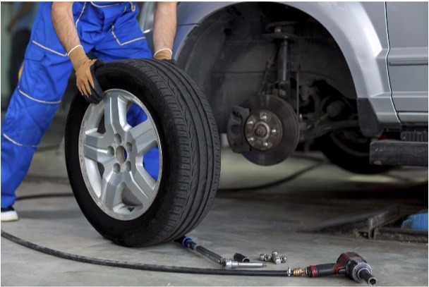 carros Da forma com que dirigimos até a escolha do combustível certo, muitos fatores podem contribuir para aumentar ou diminuir o consumo e os gastos gerais com o veículo. Segundo diversos especialistas, não existe fórmula mágica para gastar pouco – mas, seguindo uma receita básica que combina três práticas você pode ter sucesso na missão de reduzir custos: dirigir de maneira correta, manter a manutenção do seu veículo sempre em dia e tomar cuidado ao escolher o combustível.