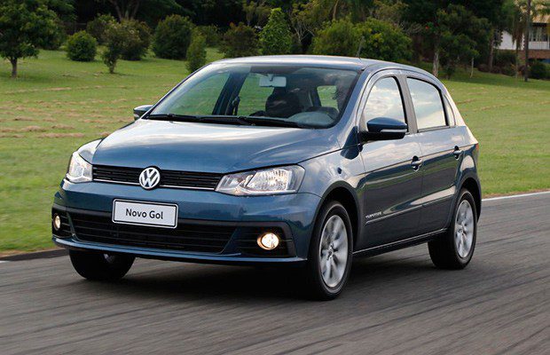 goldianteira Olá leitores do Fipe Carros, hoje vamos falar tudo sobre o Novo Volkswagen Gol 2017, onde mostraremos sua parte interna e externa, e também faremos uma avaliação geral sobre o veículo, mostrando suas qualidades e defeitos, sempre com o intuito de ajudar os leitores a fazer a melhor escolha na hora de comprar seu carro. Mas para comprar o seu carro sem correr o risco de criar uma série de problemas nas suas contas, a primeira conta a ser feita é qual modelo consegue comprar. E essa conta não basta, precisa saber também quanto ele te custará para manter, e também alguns segredos que irão ajudar a todos a saberem escolher a melhor opção para seu dia-a-dia.