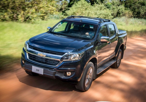 nova s10 2017 10 Olá leitores do Fipe Carros, hoje vamos falar tudo sobre o Nova Chevrolet S10 2017, onde mostraremos sua parte interna e externa, e também faremos uma avaliação geral sobre o veículo, mostrando suas qualidades e defeitos, sempre com o intuito de ajudar os leitores a fazer a melhor escolha na hora de comprar seu carro. Mas para comprar o seu carro sem correr o risco de criar uma série de problemas nas suas contas, a primeira conta a ser feita é qual modelo consegue comprar. E essa conta não basta, precisa saber também quanto ele te custará para manter, e também alguns segredos que irão ajudar a todos a saberem escolher a melhor opção para seu dia-a-dia.