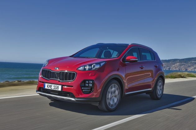 novo kia sportage 6 Olá leitores do Fipe Carros, hoje vamos falar tudo sobre o Novo Kia Sportage 2017, onde mostraremos sua parte interna e externa, e também faremos uma avaliação geral sobre o veículo, mostrando suas qualidades e defeitos, sempre com o intuito de ajudar os leitores a fazer a melhor escolha na hora de comprar seu carro. Mas para comprar o seu carro sem correr o risco de criar uma série de problemas nas suas contas, a primeira conta a ser feita é qual modelo consegue comprar. E essa conta não basta, precisa saber também quanto ele te custará para manter, e também alguns segredos que irão ajudar a todos a saberem escolher a melhor opção para seu dia-a-dia.