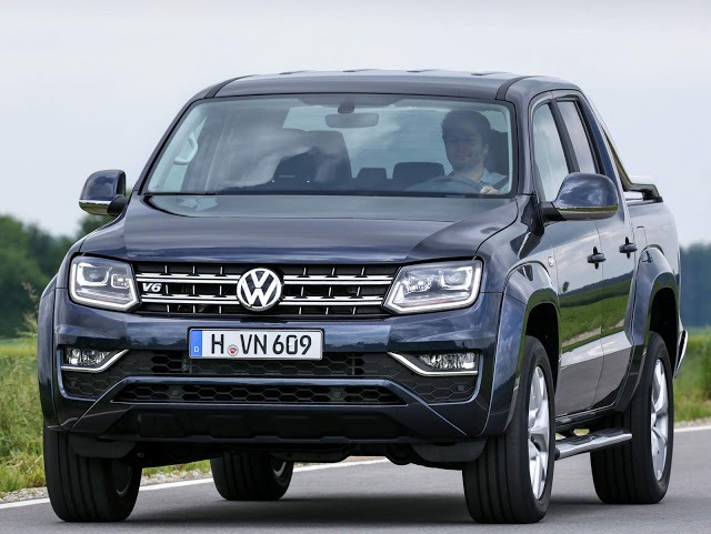 Amarok 2017 3 Olá leitores do Fipe Carros, hoje vamos falar tudo sobre a Nova Volkswagen Amarok 2017, onde mostraremos sua parte interna e externa, e também faremos uma avaliação geral sobre o veículo, mostrando suas qualidades e defeitos, sempre com o intuito de ajudar os leitores a fazer a melhor escolha na hora de comprar seu carro. Mas para comprar o seu carro sem correr o risco de criar uma série de problemas nas suas contas, a primeira conta a ser feita é qual modelo consegue comprar. E essa conta não basta, precisa saber também quanto ele te custará para manter, e também alguns segredos que irão ajudar a todos a saberem escolher a melhor opção para seu dia-a-dia.