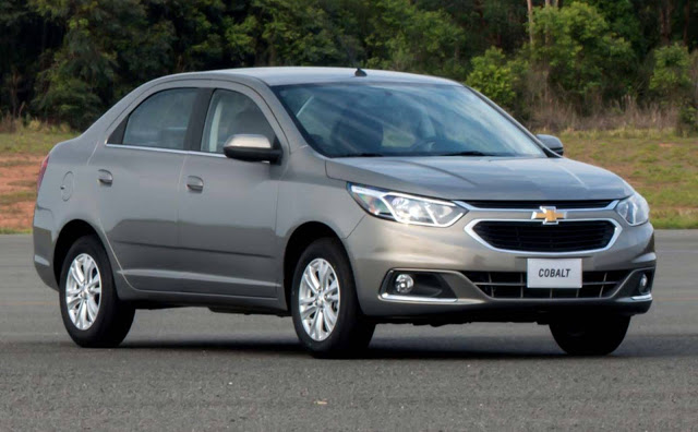 Chevrolet Cobalt 2017 4 Olá leitores do Fipe Carros, hoje vamos falar tudo sobre o Novo Chevrolet Cobalt 2017, onde mostraremos sua parte interna e externa, e também faremos uma avaliação geral sobre o veículo, mostrando suas qualidades e defeitos, sempre com o intuito de ajudar os leitores a fazer a melhor escolha na hora de comprar seu carro. Mas para comprar o seu carro sem correr o risco de criar uma série de problemas nas suas contas, a primeira conta a ser feita é qual modelo consegue comprar. E essa conta não basta, precisa saber também quanto ele te custará para manter, e também alguns segredos que irão ajudar a todos a saberem escolher a melhor opção para seu dia-a-dia.