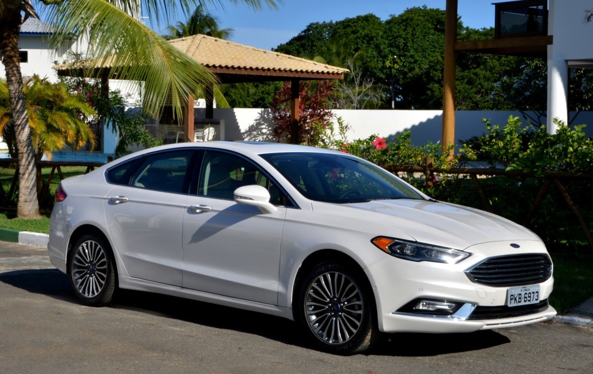 Ford Fusion 2017 1 A Ford lançou na Bahia a linha Fusion 2017, com novidades de design e tecnologias inéditas no segmento. O modelo chega ao mercado no próximo mês na rede de distribuidores da marca, em quatro versões de acabamento, todas completas com equipamentos exclusivos para segurança, dirigibilidade e conectividade.