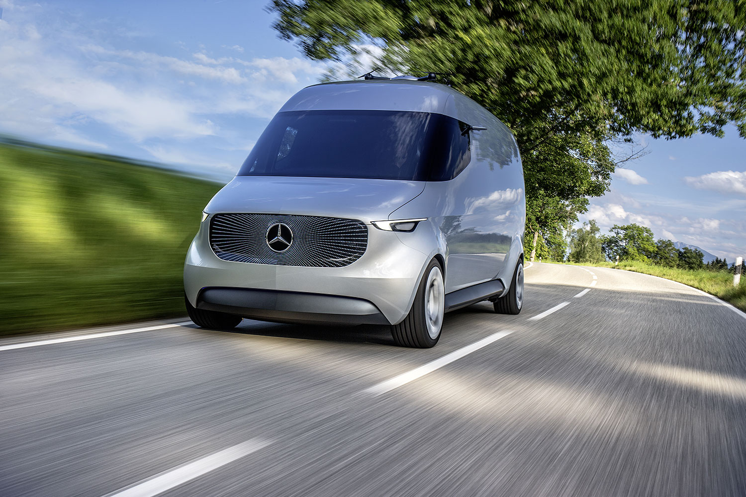 van vision Fruto da iniciativa estratégica para o futuro “adVANce”, a Mercedes-Benz Vans apresenta ao mercado a Vision Van, um estudo de veículo comercial leve revolucionário para o espaço urbano. Como parte de um sistema completo na cadeia de fornecimento, ela agrupa uma grande variedade de tecnologias inovadoras para entrega de encomendas, definindo requisitos de performance e soluções para as futuras gerações desses veículos.