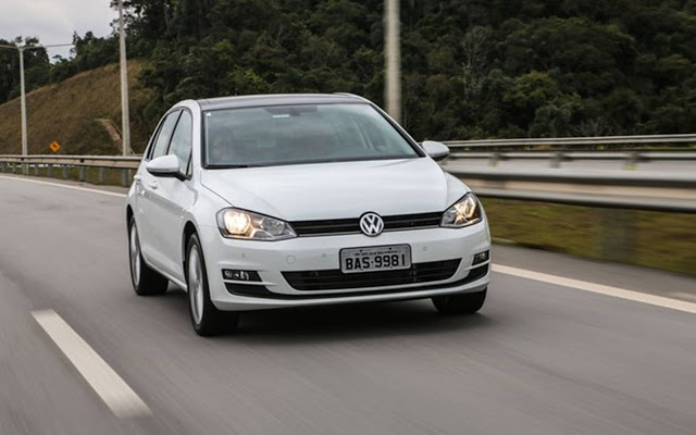 vw golf tsi 2017 8 Olá leitores do Fipe Carros, hoje vamos falar tudo sobre o Novo Volkswagen Golf 2017, onde mostraremos sua parte interna e externa, e também faremos uma avaliação geral sobre o veículo, mostrando suas qualidades e defeitos, sempre com o intuito de ajudar os leitores a fazer a melhor escolha na hora de comprar seu carro. Mas para comprar o seu carro sem correr o risco de criar uma série de problemas nas suas contas, a primeira conta a ser feita é qual modelo consegue comprar. E essa conta não basta, precisa saber também quanto ele te custará para manter, e também alguns segredos que irão ajudar a todos a saberem escolher a melhor opção para seu dia-a-dia.