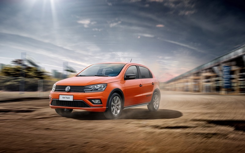 Novo Gol Track A Fiat Strada, continua liderando o ranking dos carros mais vendidos, é o atual campeão de vendas. O modelo da empresa italiana teve 14.157 unidades vendidas no período. Já o VW Gol, que foi o carro mais vendido em julho, ficou na segunda posição, com 11.719 unidades emplacadas. A grande surpresa foi a alavancada final do Hyundai HB20 que conseguiu emplacar 10.919 unidades.