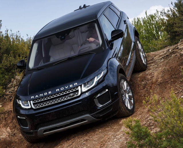 Range Rover Evoque 2017 8 Olá leitores do Fipe Carros, hoje vamos falar tudo sobre o Novo Range Rover Evoque 2017, onde mostraremos sua parte interna e externa, e também faremos uma avaliação geral sobre o veículo, mostrando suas qualidades e defeitos, sempre com o intuito de ajudar os leitores a fazer a melhor escolha na hora de comprar seu carro. Mas para comprar o seu carro sem correr o risco de criar uma série de problemas nas suas contas, a primeira conta a ser feita é qual modelo consegue comprar. E essa conta não basta, precisa saber também quanto ele te custará para manter, e também alguns segredos que irão ajudar a todos a saberem escolher a melhor opção para seu dia-a-dia.