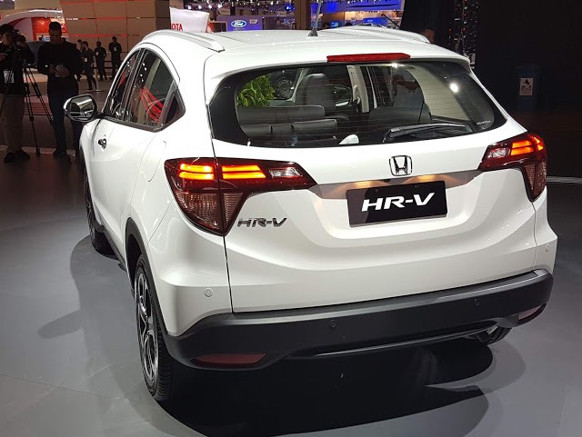 Honda HR V 2017 Touring 10 Olá leitores do Fipe Carros, hoje vamos falar tudo sobre o Novo Honda HR-V 2017, onde mostraremos sua parte interna e externa, e também faremos uma avaliação geral sobre o veículo, mostrando suas qualidades e defeitos, sempre com o intuito de ajudar os leitores a fazer a melhor escolha na hora de comprar seu carro. Mas para comprar o seu carro sem correr o risco de criar uma série de problemas nas suas contas, a primeira conta a ser feita é qual modelo consegue comprar. E essa conta não basta, precisa saber também quanto ele te custará para manter, e também alguns segredos que irão ajudar a todos a saberem escolher a melhor opção para seu dia-a-dia.