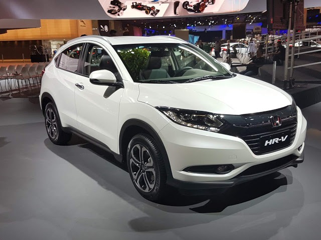 Honda HR V 2017 Touring 20 Olá leitores do Fipe Carros, hoje vamos falar tudo sobre o Novo Honda HR-V 2017, onde mostraremos sua parte interna e externa, e também faremos uma avaliação geral sobre o veículo, mostrando suas qualidades e defeitos, sempre com o intuito de ajudar os leitores a fazer a melhor escolha na hora de comprar seu carro. Mas para comprar o seu carro sem correr o risco de criar uma série de problemas nas suas contas, a primeira conta a ser feita é qual modelo consegue comprar. E essa conta não basta, precisa saber também quanto ele te custará para manter, e também alguns segredos que irão ajudar a todos a saberem escolher a melhor opção para seu dia-a-dia.